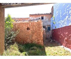 Casa para restaurar con amplia cueva bodega con tinajas.