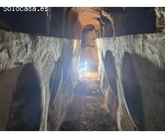 Casa para restaurar con amplia cueva bodega con tinajas.