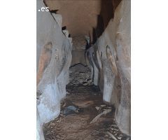 Casa para restaurar con amplia cueva bodega con tinajas.