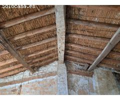 Casa para restaurar con amplia cueva bodega con tinajas.