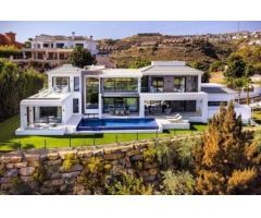 Lujosa y elegante villa con vistas panorámicas en Marbella.