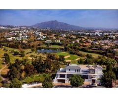 Lujosa y elegante villa con vistas panorámicas en Marbella.