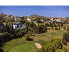 Lujosa y elegante villa con vistas panorámicas en Marbella.