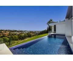 Lujosa y elegante villa con vistas panorámicas en Marbella.