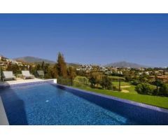 Lujosa y elegante villa con vistas panorámicas en Marbella.