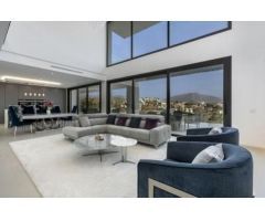 Lujosa y elegante villa con vistas panorámicas en Marbella.