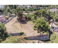 Parcela urbana semi plana apta para la construcción de hasta 3 viviendas unifamiliares.