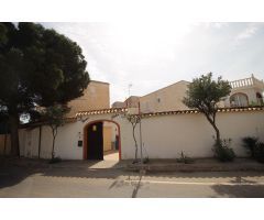 Casa de Pueblo en Venta en La Zenia, Alicante