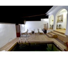 Magnífico chalet adosado en urbanización El Puntal