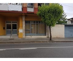 Local en la travesía del pueblo