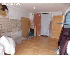 CASA DE PLANTA BAJA, SITUADA MUY CERCA DEL BARRIO SAN JERÓNIMO DE PETRER.