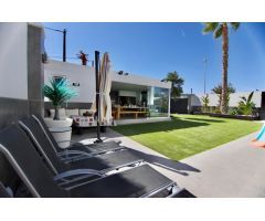 INCREÍBLE CHALET CON ZONA DE BARBACOA Y CINE EN LA ZONA DE AVENIDA DE RONDA DE ELDA