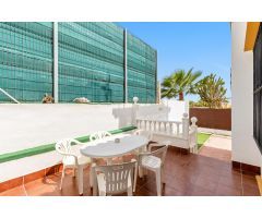 Acogedor chalet adosado en Los Altos, Torrevieja, con solárium privado y excelentes vistas al mar