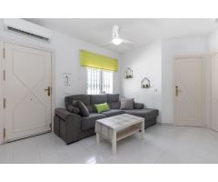 Acogedor chalet adosado en Los Altos, Torrevieja, con solárium privado y excelentes vistas al mar