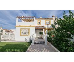 Tu Hogar en el Corazón de Las Marinas: Chalet con Piscina Privada.