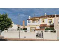 Tu Hogar en el Corazón de Las Marinas: Chalet con Piscina Privada.