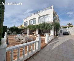 Tu Hogar en el Corazón de Las Marinas: Chalet con Piscina Privada.