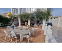Tu Hogar en el Corazón de Las Marinas: Chalet con Piscina Privada.