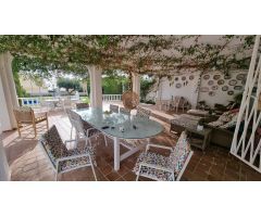 Tu Hogar en el Corazón de Las Marinas: Chalet con Piscina Privada.
