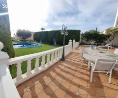 Tu Hogar en el Corazón de Las Marinas: Chalet con Piscina Privada.