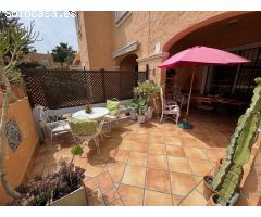 Casa adosada de 3 dormitorios en venta en Vera Playa, en comunidad con piscina