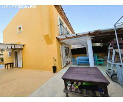 Chalet Adosado en La Nucía – 4 Dormitorios, Amplia Parcela y Vistas al Mar
