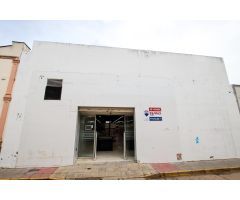 ¡Oportunidad única en Puebla de la Calzada! Local Comercial Totalmente Equipado