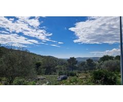 Gran terreno en una de las zonas más despejadas de la urbanización