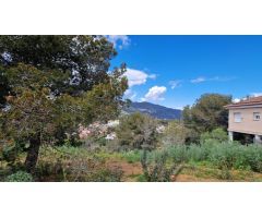 Gran terreno en una de las zonas más despejadas de la urbanización