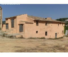 Finca de aprox 67 hectàreas. Con dos casas principales para reformar