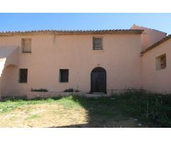Finca de aprox 67 hectàreas. Con dos casas principales para reformar