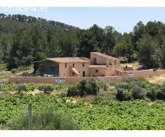 Finca de aprox 67 hectàreas. Con dos casas principales para reformar