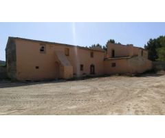 Finca de aprox 67 hectàreas. Con dos casas principales para reformar