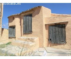 Finca de aprox 67 hectàreas. Con dos casas principales para reformar