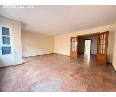 PISO DE CUATRO DORMITORIOS CON PLAZA DE GARAJE EN EL CENTRO.