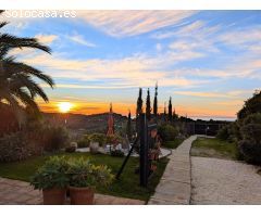 Villa con piscina y vistas al mar