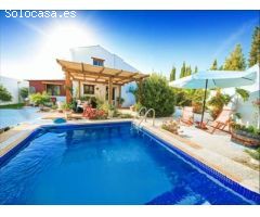 Villa con piscina y vistas al mar