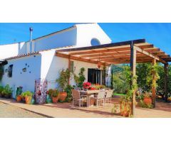 Villa con piscina y vistas al mar