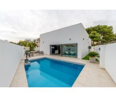 Punta Prima. Espectacular Villa Independiente cerca de mar con piscina privada, 4 dormitorios