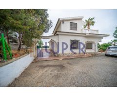 Chalet Urbano en Girasoles, San Vicente del Raspeig – Un Paraíso Privado a un Paso de Todo