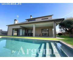 ESPECTACULAR CHALET MINIMALISTA, PRÁCTICAMENTE A ESTRENAR EN PALAU-SOLITÀ I PLEGAMANS