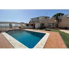 Espléndido Chalet en Rojales: 8 Dormitorios, Piscina Privada y Doble Oportunidad