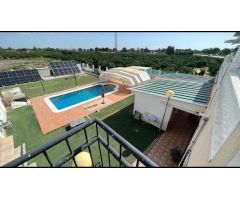 Espléndido Chalet en Rojales: 8 Dormitorios, Piscina Privada y Doble Oportunidad