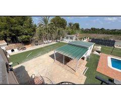 Espléndido Chalet en Rojales: 8 Dormitorios, Piscina Privada y Doble Oportunidad