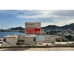 LUJO URBANO EN EL MAR DE SAN JOSÉ: parcela y proyecto básico