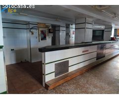 GRAN LOCAL COMERCIAL EN UNA BUENA ZONA DE SEVILLA CON BASTANTE ESCAPARATE AL EXTERIOR