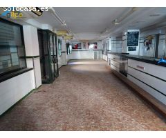 GRAN LOCAL COMERCIAL EN UNA BUENA ZONA DE SEVILLA CON BASTANTE ESCAPARATE AL EXTERIOR
