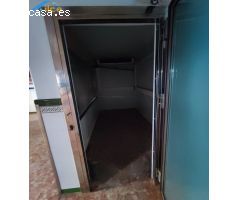 GRAN LOCAL COMERCIAL EN UNA BUENA ZONA DE SEVILLA CON BASTANTE ESCAPARATE AL EXTERIOR