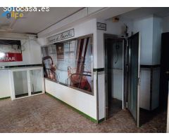 GRAN LOCAL COMERCIAL EN UNA BUENA ZONA DE SEVILLA CON BASTANTE ESCAPARATE AL EXTERIOR