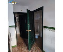 GRAN LOCAL COMERCIAL EN UNA BUENA ZONA DE SEVILLA CON BASTANTE ESCAPARATE AL EXTERIOR
